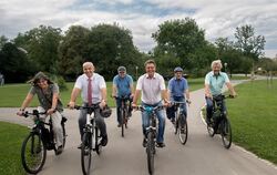 Alle wollen sich mal pressewirksam abstrampeln für die Reutlinger Radfahrer:  Die FWV-Räte Annette Leininger, Georg Leitenberger