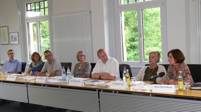 Vertreter der Steuerungsgruppe  stellten gestern im Landratsamt die Ziele des Palliativ-Netzwerks vor. FOTO: BÖHM