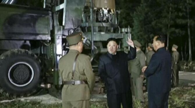Der vom nordkoreanischen Rundfunk- und Fernsehkomitee zur Verfügung gestellte Videocrop zeigt Machthaber Kim Jong Un auf eine