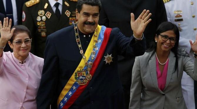 Der venezolanische Präsident, Nicolas Maduro (M), seine Frau Cilia Flores (l) und die Präsidentin der Verfassungsversammlung