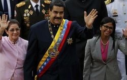 Der venezolanische Präsident, Nicolas Maduro (M), seine Frau Cilia Flores (l) und die Präsidentin der Verfassungsversammlung 