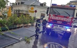 Feuerwehrmänner sind nach einem Unwetter in Baden bei Wien im Einsatz. Foto: FF BADEN STADT/dpa