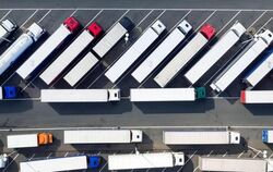 Abgestellte Lastwagen auf der Rastätte Siegerland Ost. Auf den Autobahnraststätten in Nordrhein-Westfalen fehlen etwa 4000 St