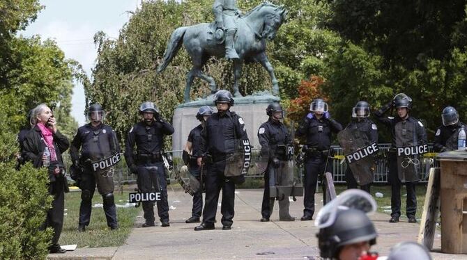 Polizisten bewachen nach den Gewalttätigkeiten in Charlottesville den Eingang zum Lee Park, wo eine Kundgebung von Rechtsextr
