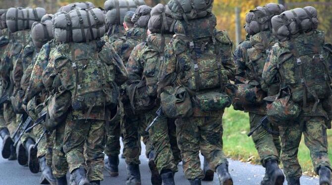 Marschierende Soldaten in der Grundausbildung. Missbrauch leistungssteigernder Mittel in der Bundeswehr ist bereits seit läng
