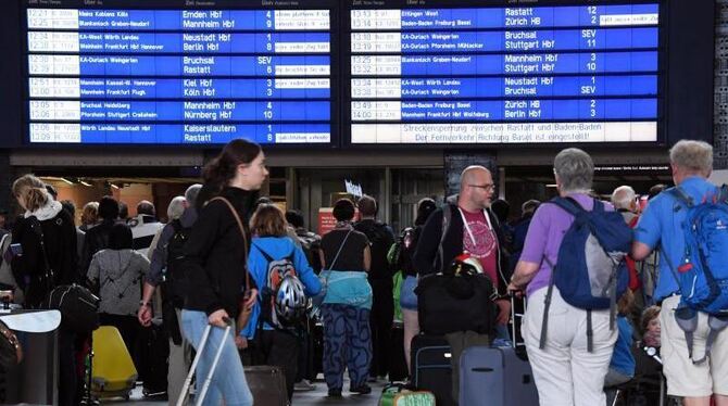 Im Hauptbahnhof Karlsruhe warten Fahrgäste auf ihre Weiterfahrt. Foto: Uli Deck