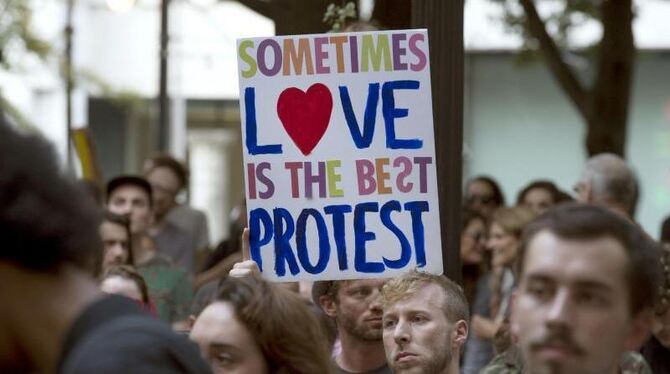 Demonstranten bekunden in Atlanta ihre Solidarität mit den Gegendemonstranten von Charlottesville. Foto: Robin Rayne Nelson