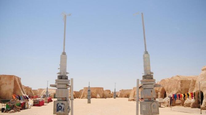 Zwei futuristische Vaporisatoren am Eingang zum Star Wars-Filmset »Mos Espa« in Tunesien. Foto: Simon Kremer