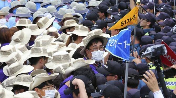 Proteste gegen Eskalation: Südkoreanische Demonstranten im Gerangel mit der Polizei während einer Demonstration in Seoul. Fot