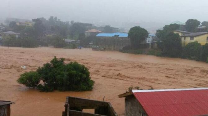 Überflutete Straße in Freetown. Überschwemmungen haben in Sierra Leone eine verheerende Schlammlawine ausgelöst. Foto: Societ