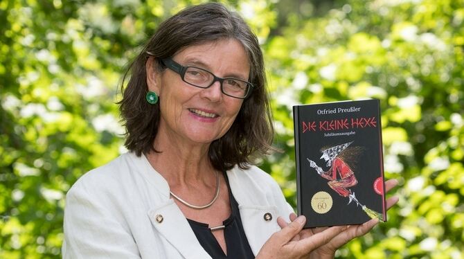 Susanne Preußler-Bitsch, Tochter des Schriftstellers Otfried Preußler, präsentiert die Jubiläumsausgabe des Buchs "Die kleine He