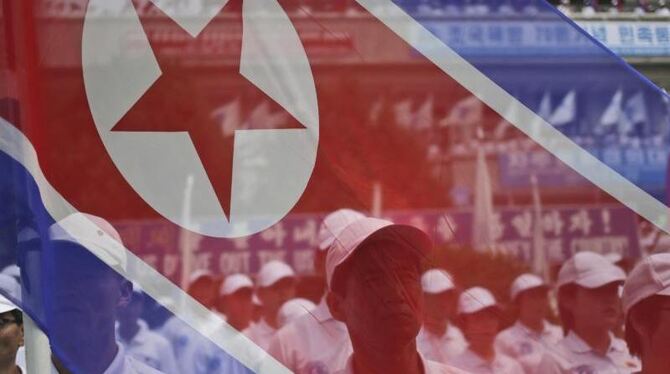 Nordkoreaner nehmen in Panmunjom in der demilitarisierten Zone zwischen den beiden koreanischen Staaten an einer Kundgebung t