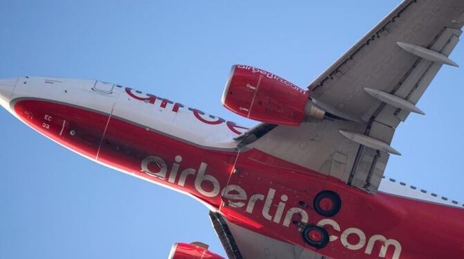 Eine Maschine der Fluggesellschaft Air Berlin startet vom Flughafen Tegel in Berlin. Foto: Jannis Mattar