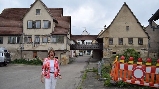 Sie hat gut lachen: Walddorfhäslachs  Bürgermeisterin Silke Höflinger freut sich, dass der historische Gasthof Ochsen endlich sa