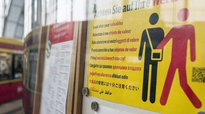 Ein Hinweisplakat warnt auf dem Bahnhof Alexanderplatz in Berlin in mehreren Sprachen vor Taschendiebstahl. Foto: Christophe