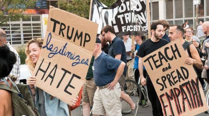 Menschen protestieren in Philadelphia mit Slogans wie »Trump legitimiert Hass« und »Lehre und verbreite Empathie«. Foto: Rick