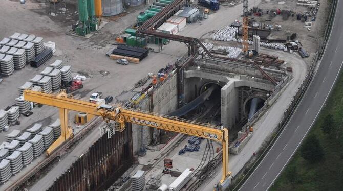 Das Nordportal des im Bau befindlichen Bahntunnel Rastatt: An der Baustelle haben sich Bahngleise abgesenkt. Foto: Uli Deck