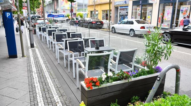 Blick auf ein sogenanntes Parklet, das statt Parkplätzen weitere Sitzplätze für Gäste des »Cafe Boland's« bietet, in Mannheim (B