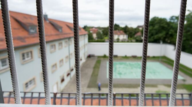 Gitter sind an einem Fenster zum Innenhof in der Justizvollzugsanstalt Singen (Baden-Württemberg) angebracht. Es ist bundesweit
