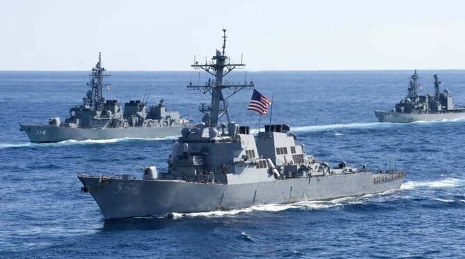 Die »USS John S. McCain« in einem gemeinsamen Manöver mit Schiffen der japanischen Marine. Der US-Zerstörer ist östlich von S