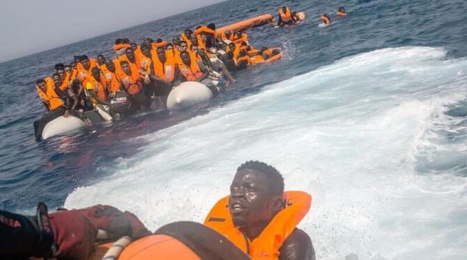 Spanische Helfer retten afrikanische Flüchtlinge aus dem Mittelmeer. Foto: Santi Palacios