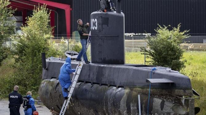 Polizisten inspizieren in Kopenhagen (das geborgene U-Boot »Nautilus«. Der dänische U-Boot-Besitzer hat nun ausgesagt, die ve