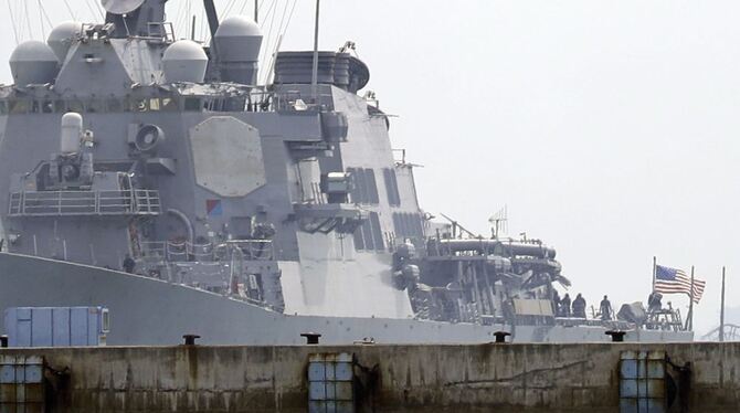 Der an seiner Backbordseite beschädigte US-amerikanische Lenkwaffenzerstörer USS John S. McCain ist am 21.08.2017 am Marinestütz