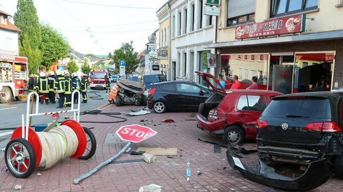 Bild der Verwüstung in Saarwellingen: Ein 26 Jahre alter Mann hatte die Kontrolle über seinen Wagen verloren und war ungebrem