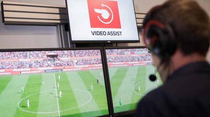 Der Videobeweis funktionierte am ersten Spieltag noch nicht richtig. Foto: Rolf Vennenbernd