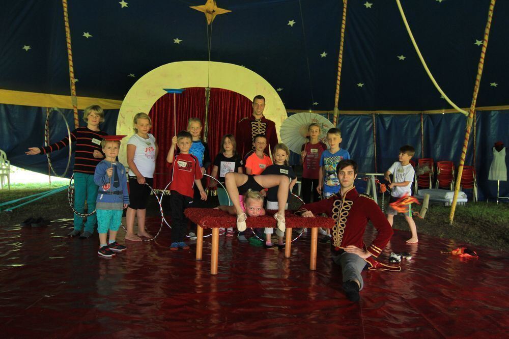 Kinder lernen die Magie des Zirkus kennen