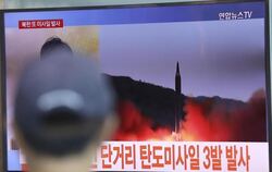 Ein Mann sieht sich auf einem Monitor im Bahnhof von Seoul eine Aufnahme eines nordkoreanischen Raketenstarts an. Foto: Lee J