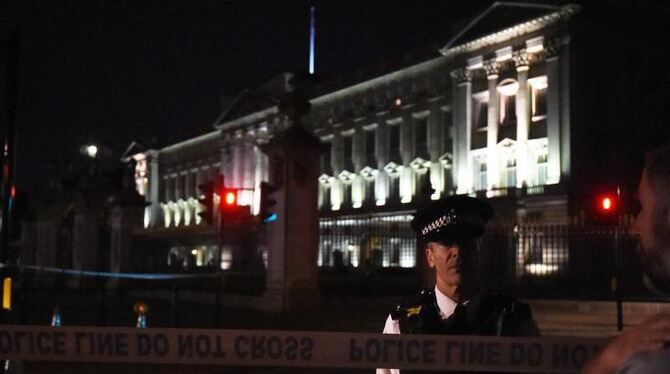 Die Polizei in London hat einen Mann mit einem Messer vor dem Buckingham-Palast festgenommen. Foto: Lauren Hurley