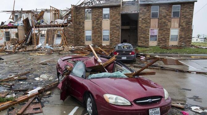 Demolierte Autos im texanischen Rockport vor einem stark beschädigten Appartmentkomplex. »Harvey« hat schwere Verwüstungen an