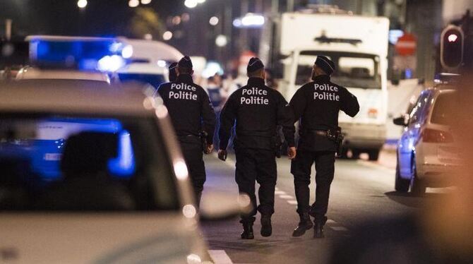 Polizisten patrouillieren in Brüssel in der Straße, in der ein Mann zwei Soldaten mit einem Messer verletzt hatte. Foto: Laur