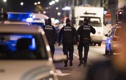 Polizisten patrouillieren in Brüssel in der Straße, in der ein Mann zwei Soldaten mit einem Messer verletzt hatte. Foto: Laur