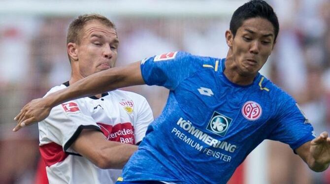 Mainz Yoshinori Muto (r) im Zweikampf gegen VfB-Torschütze Holger Badstuber. Foto: Deniz Calagan