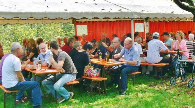 Mittagessen unter freiem Himmel: Dieses Angebot des Obst- und Gartenbauvereins Lichtenstein kam prima an. FOTO: BÖHM