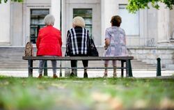 Drei ältere Frauen sitzen auf einer Bank in Hannover. Bestimmt ihre Generation unsere Zukunft? Foto: Julian Stratenschulte