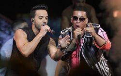 Luis Fonsi (l) und Daddy Yankee sind die Sommer-Könige. Foto: Lynne Sladky