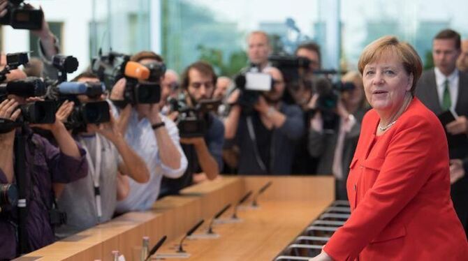 Kanzlerin Merkel kommt in die Bundespressekonferenz in Berlin. Foto: Bernd von Jutrczenka