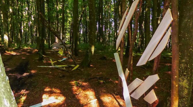 Vandalismus vor dem Festival: das zerstörte Kunstwerk »mittlerweile« von Christian Hasucha im Grabenstettener Wald.