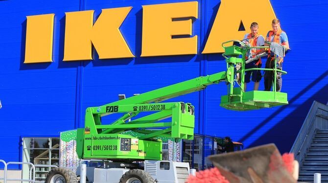 Reinigungsarbeiten bei Ikea. Das Möbelhaus sucht neue Grundstücke in Deutschland.