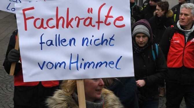 Kundgebung vor dem Finanzamt in Bremen.