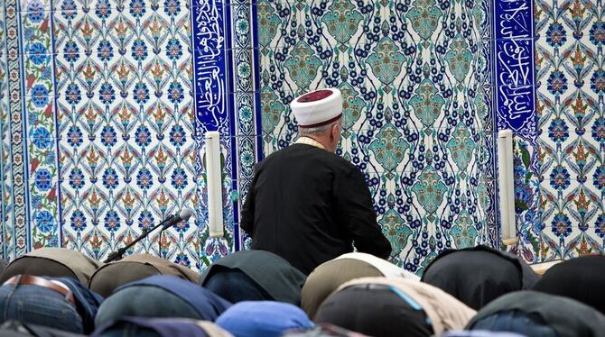Muslime beten im Gebetsraum der DiTiB-Moschee in Stuttgart.