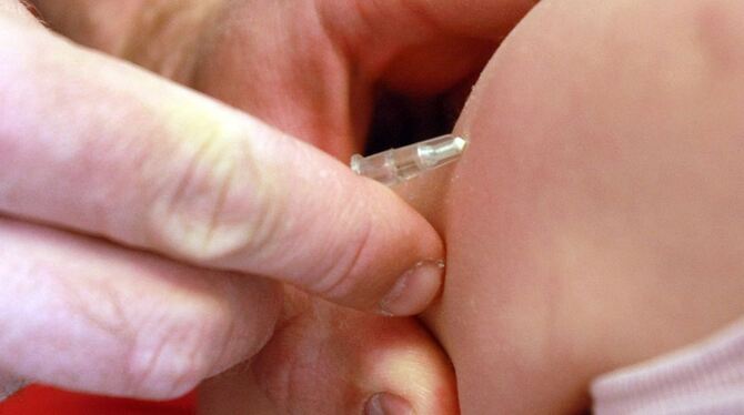 Ein Kinderarzt gibt einem Mädchen eine Masernimpfung (Archivfoto).