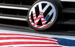 Die US-Fahne spiegelt sich in Logo und Kühlergrill eines Volkswagen-Fahrzeugs. Im Bundesstaat Wyoming ist eine Klage gegen de