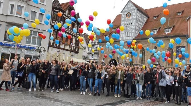 Auf Kommando stiegen 190 Luftballons vom Marktplatz in die Luft.