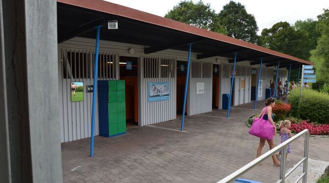 Sollen auf Höhe der Zeit gebracht werden: Umkleiden im Eninger Freibad, in denen noch die D-Markzeit herrscht.