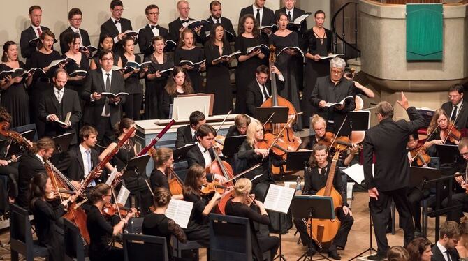Das Junge Stuttgarter Bach-Ensemble, Dirigent Hans-Christoph Rademann und Solisten beim Eröffnungskonzert.Foto: Holger Schneider