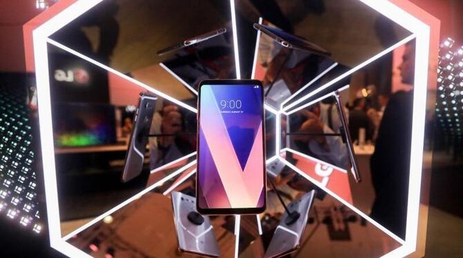 Das neue Smartphone von LG, das V30, wird auf IFA in Szene gesetzt. Foto: Kay Nietfeld